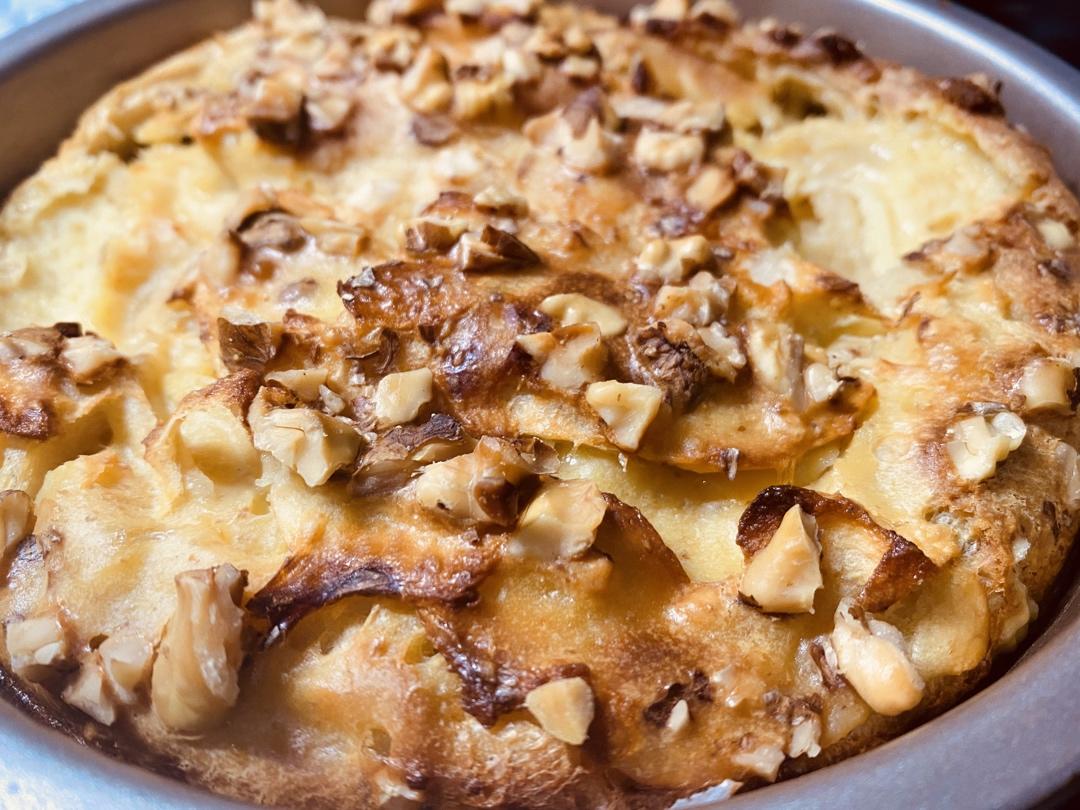 做一个苹果蛋糕，带去医院吧。也许又能让别的人笑笑。不用听她们说谢谢，但是会知道她们也不饿了。