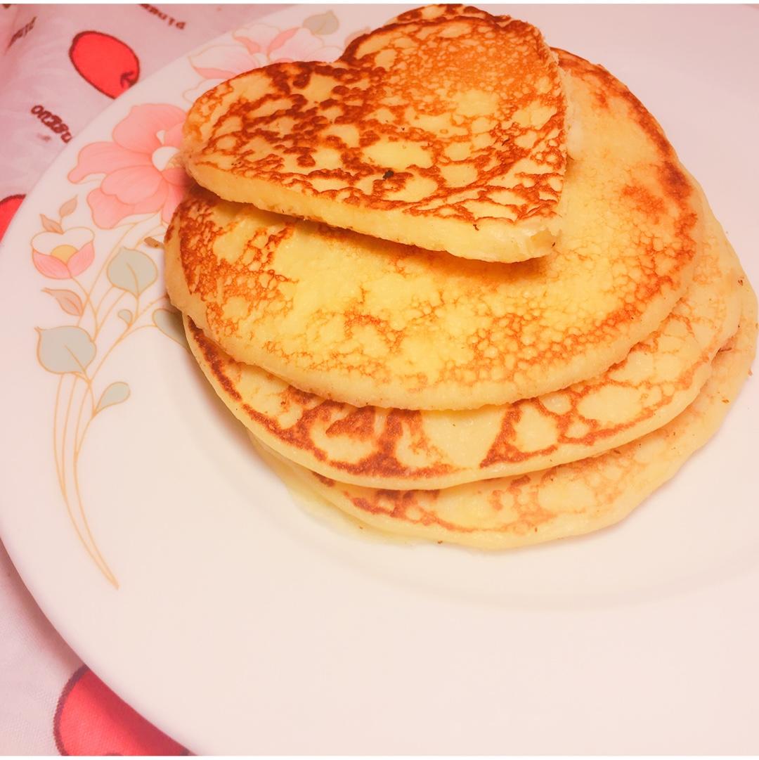 【酸奶松饼yogurt pancake】，搭上黑莓果酱和枫糖的美味。
