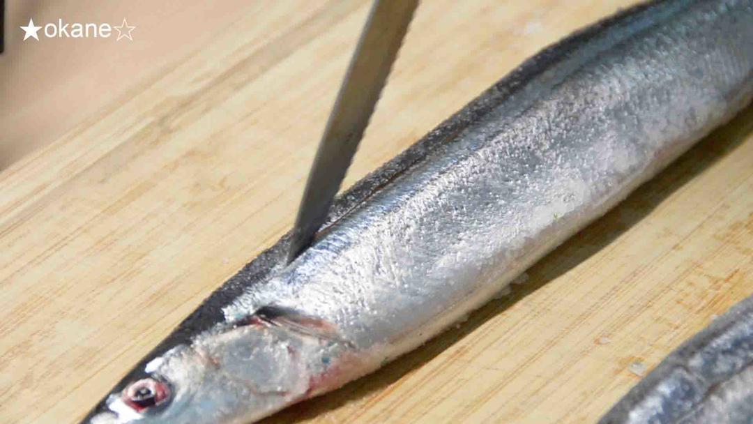 步骤图 鹽烤秋刀魚 去骨三刀流 Okane 的做法 鹽烤秋刀魚 去骨三刀流 Okane 的做法步骤 烤 下厨房
