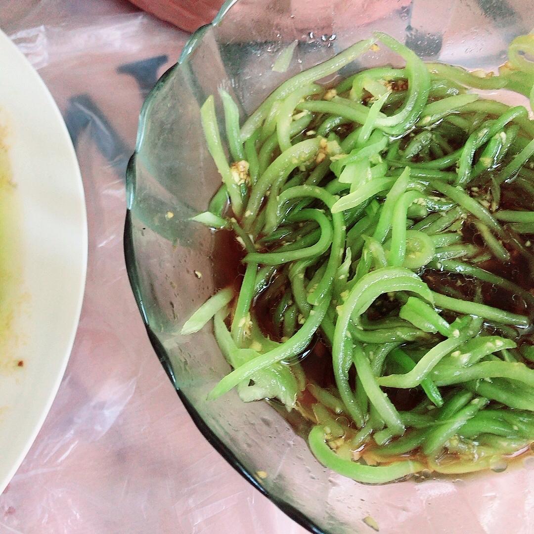 椒油炝拌莴笋丝