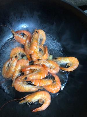 水煮咸虾干的做法 步骤3