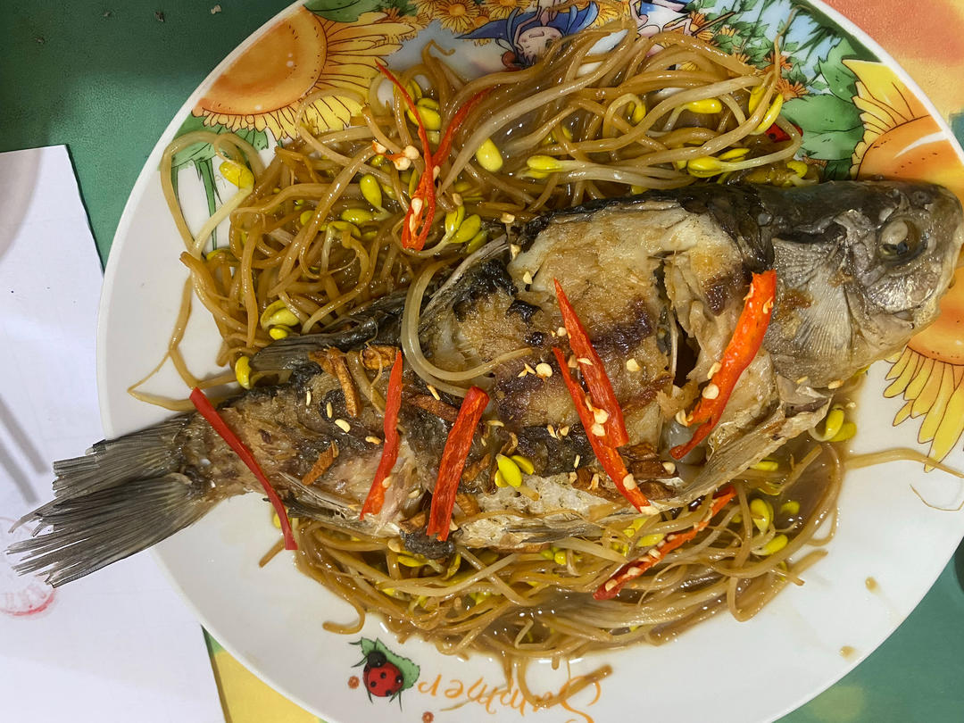 黄豆芽烧鲫鱼