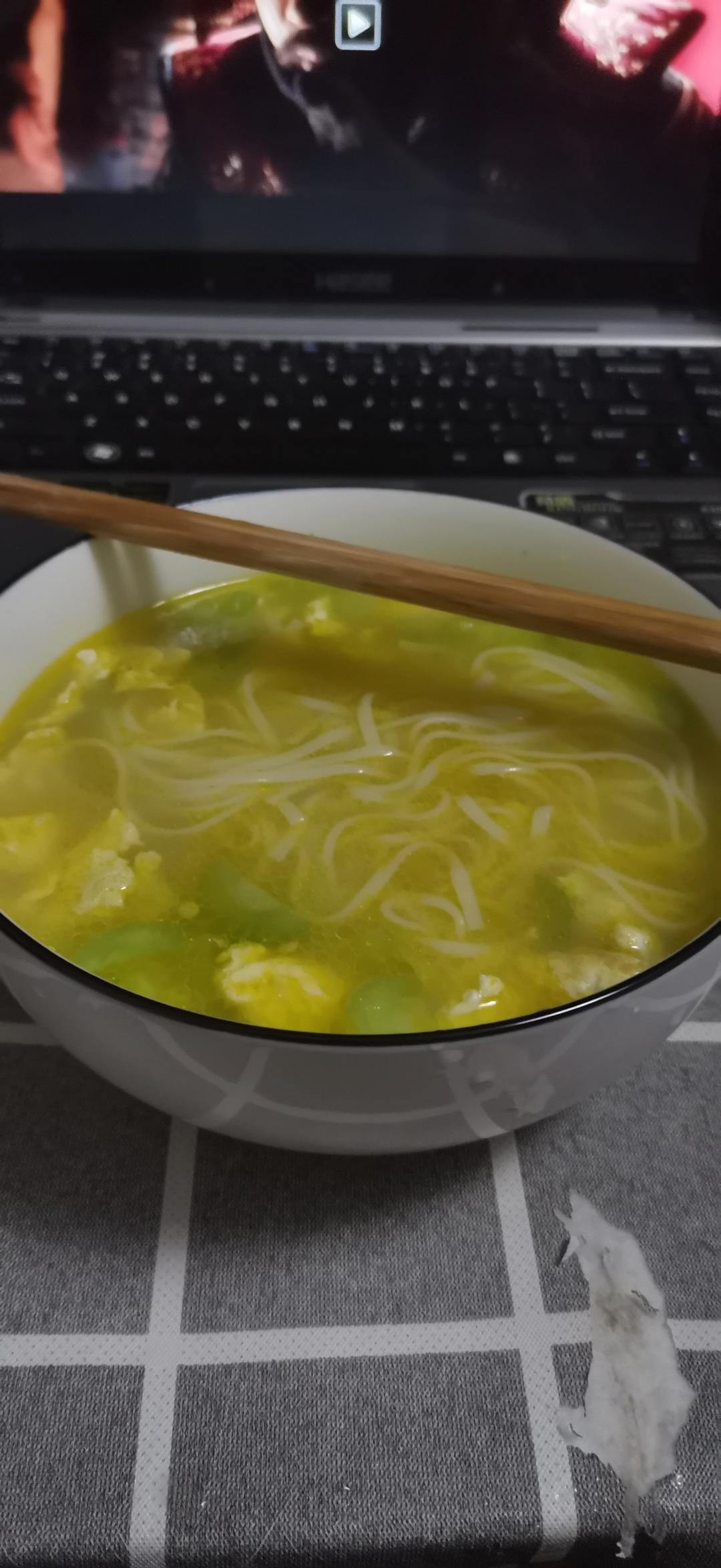 简易快手|鲜嫩养生鸡蛋黄瓜汤面