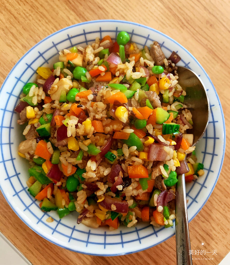 牛肉粒蔬菜炒饭