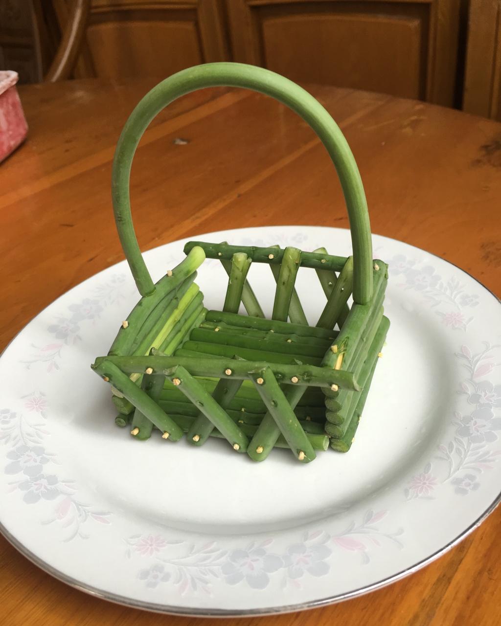 素心h做的蔬菜盘饰拼盘摆盘(蒜苔小花篮)