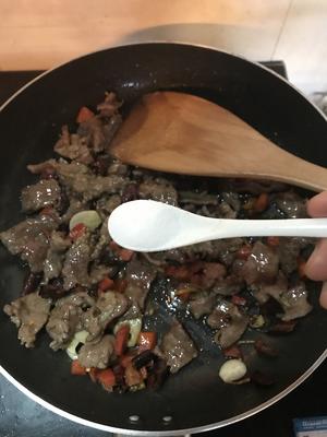 小炒干椒牛肉的做法 步骤13