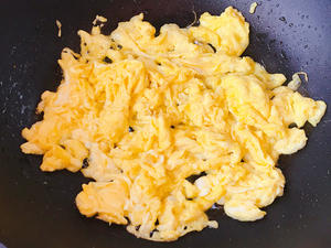 油菜炒鸡蛋的做法 步骤5