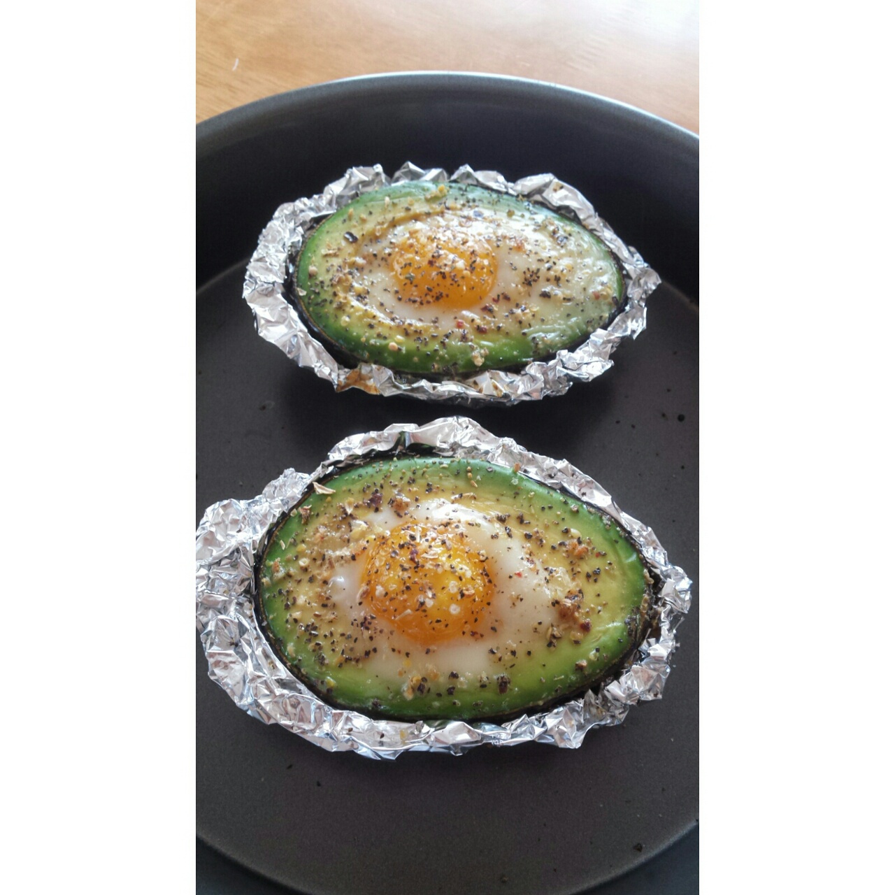 牛油果烤鸡蛋