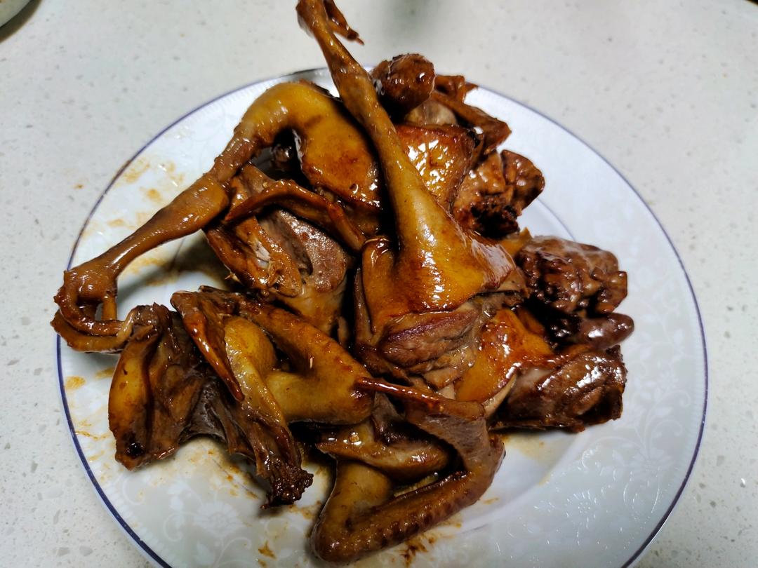 酱油乳鸽（好吃到舔盘子）