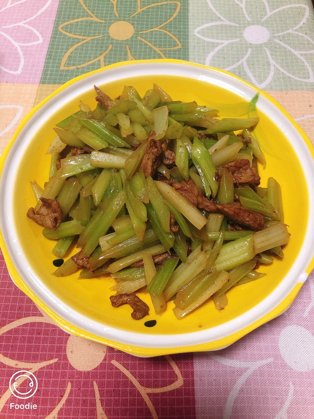 有点费米饭的芹菜炒肉