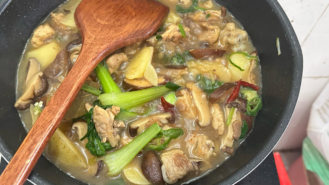 鸡腿炖土豆 上桌秒空盘 汤都喝干了！