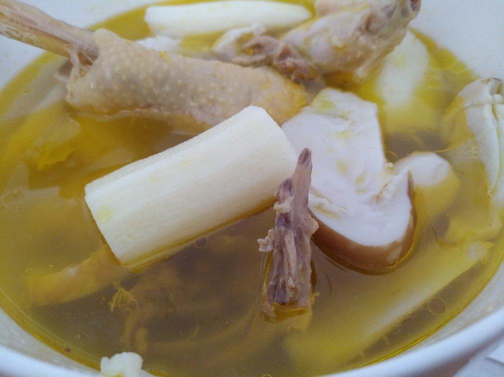 鲜松茸土鸡汤