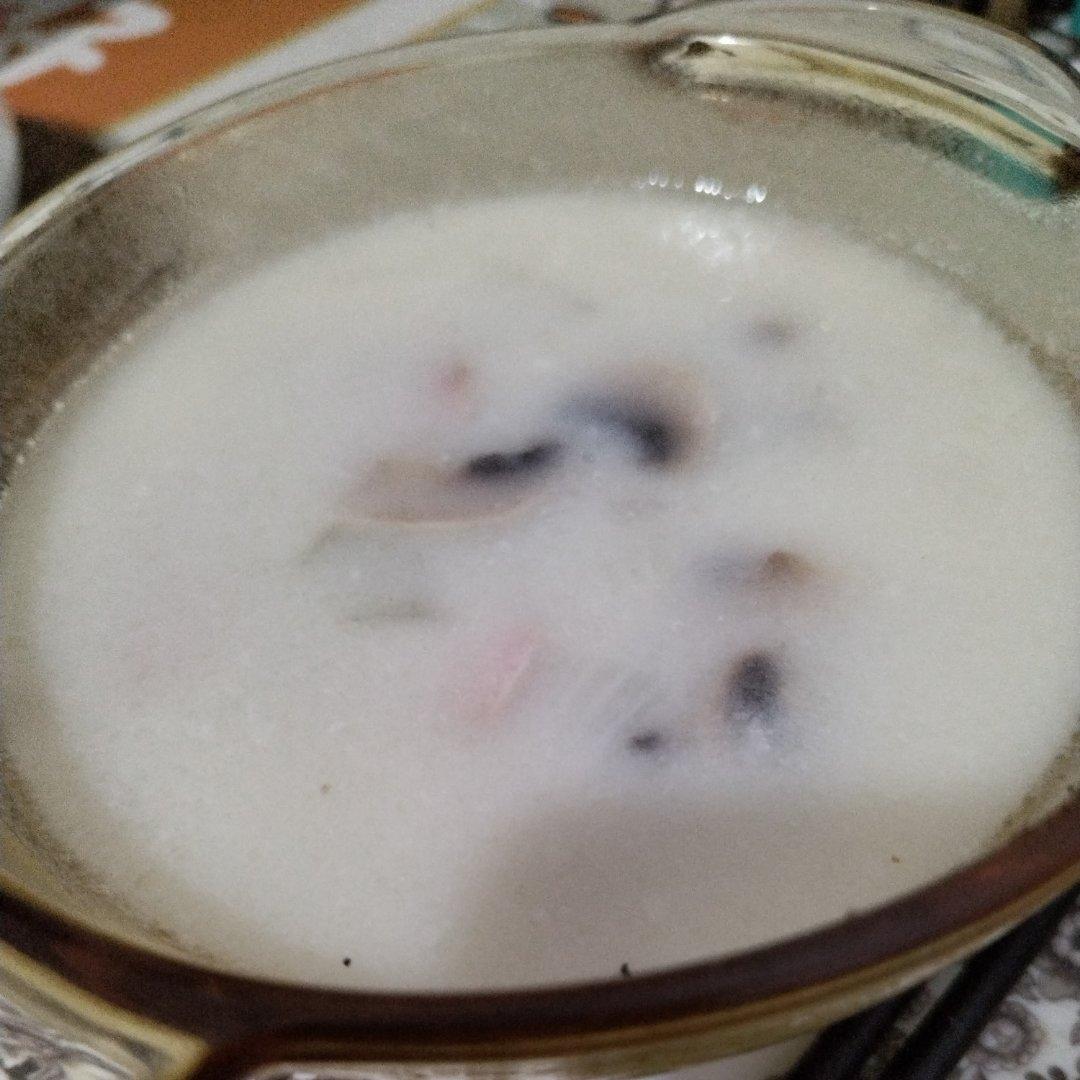 奶油蘑菇浓汤（在家也能喝的美味浓汤）