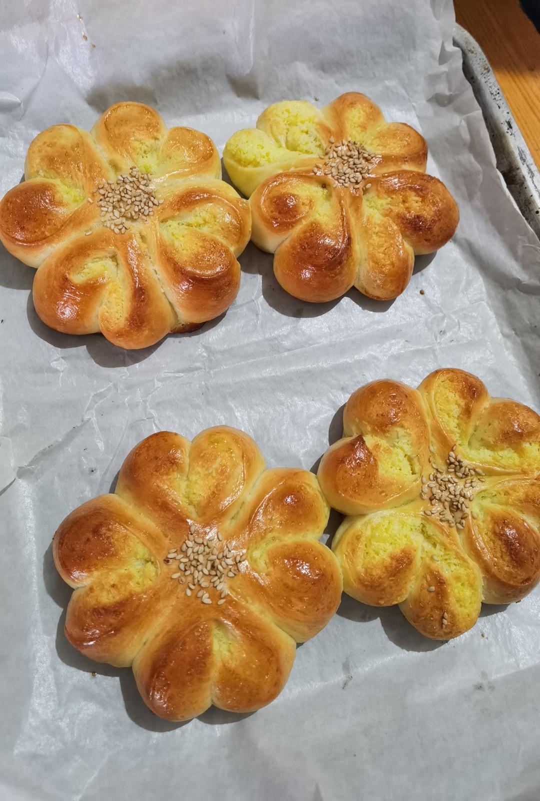 超软花朵椰蓉面包，仅需一次发酵，造型简单立体，持续柔软隔夜不变硬