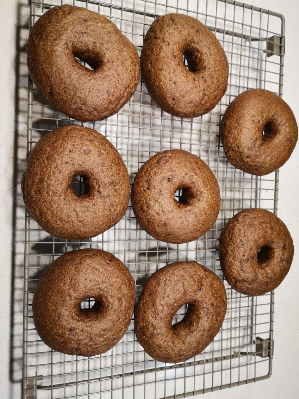 新手友好的无糖无油100%黑全麦贝果