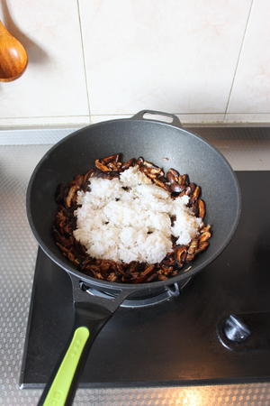 换个口味来炒饭--香菇油饭的做法 步骤3