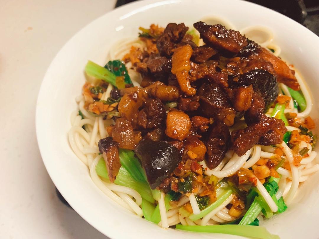 一份超绝超赞的卤肉酸辣面
