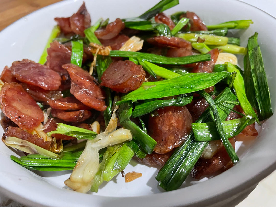 炒下饭的蒜苗炒腊肠（四川香辣腊肠）