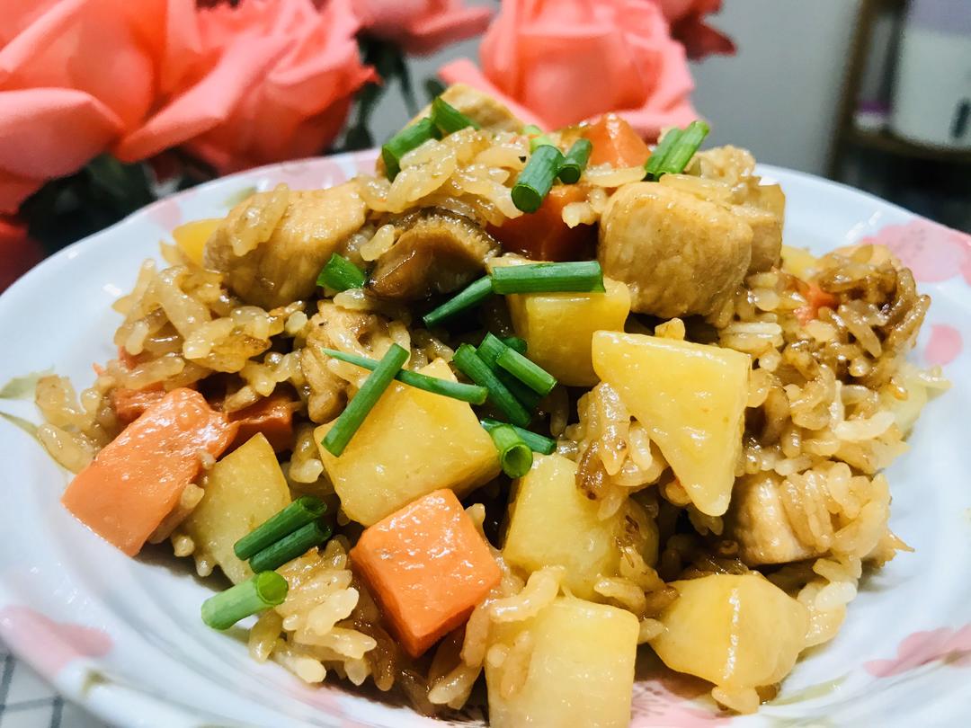 不用学看一遍就会的土豆鸡肉香菇焖饭（电饭煲焖饭）的做法