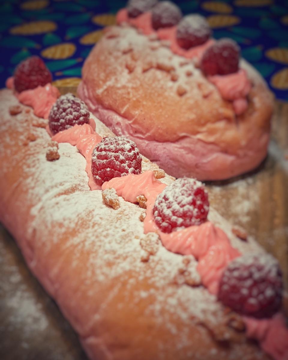 两妞的麻麻做的草莓软欧包