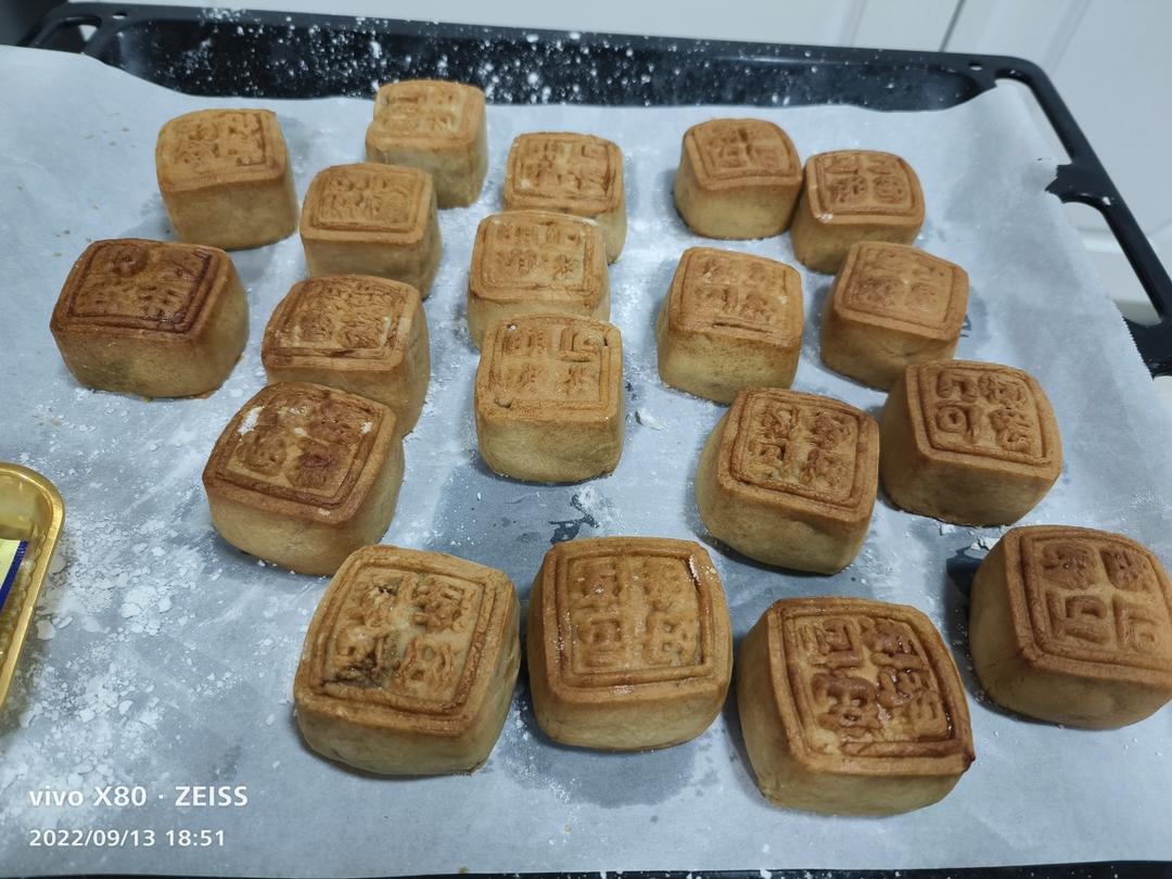 广式月饼—蛋黄莲蓉月饼