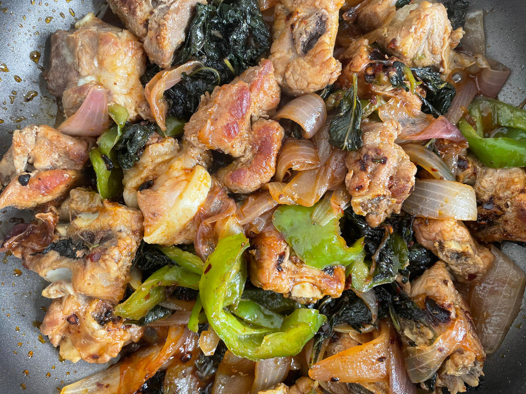 新鲜的紫苏炒排骨