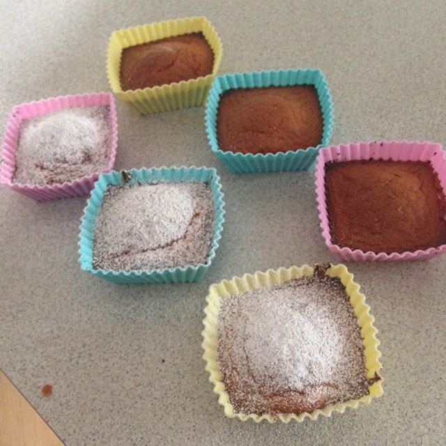 淡奶油海绵纸杯蛋糕