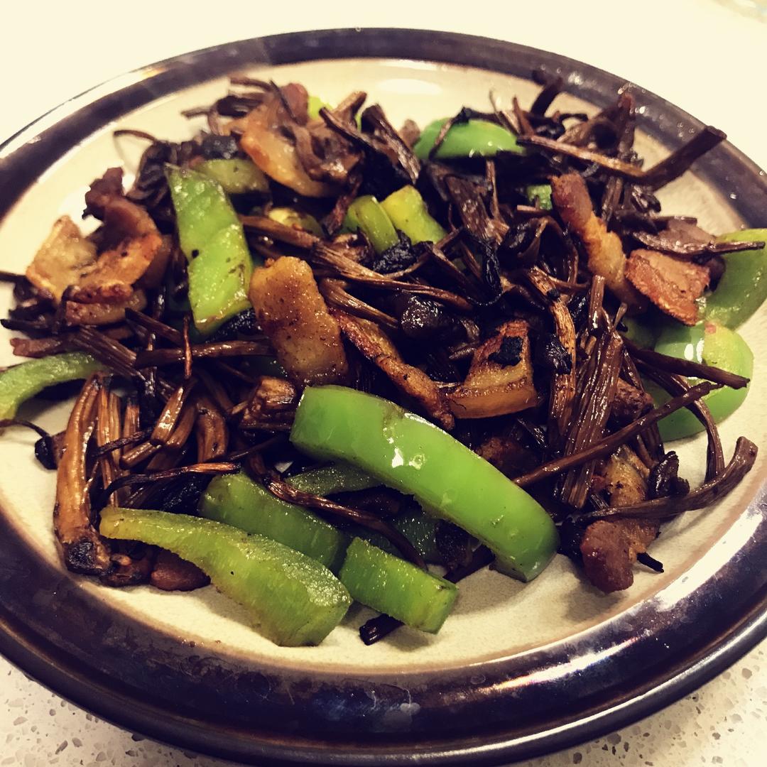 五花肉干锅茶树菇