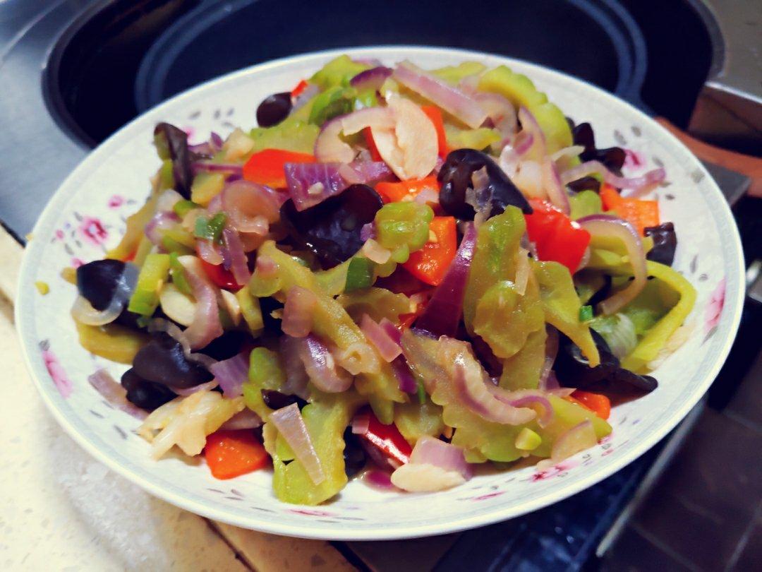 老年菜谱——苦瓜炒木耳