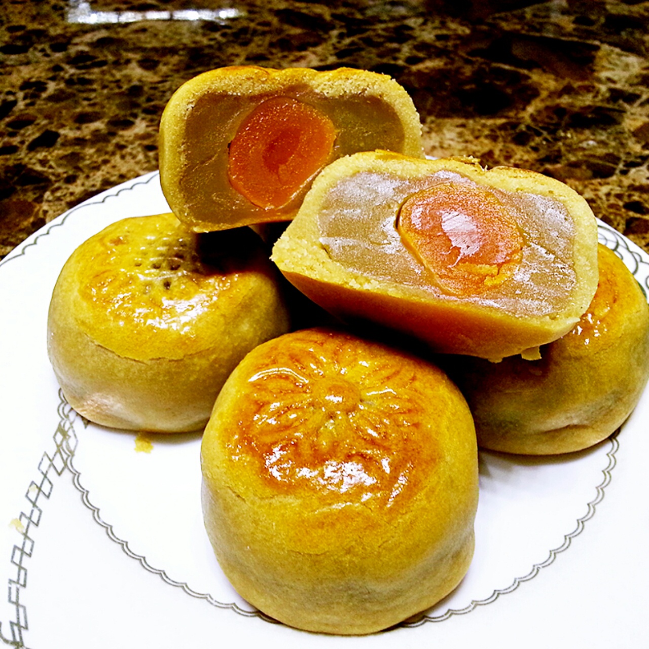 广式月饼－－蛋黄豆沙月饼