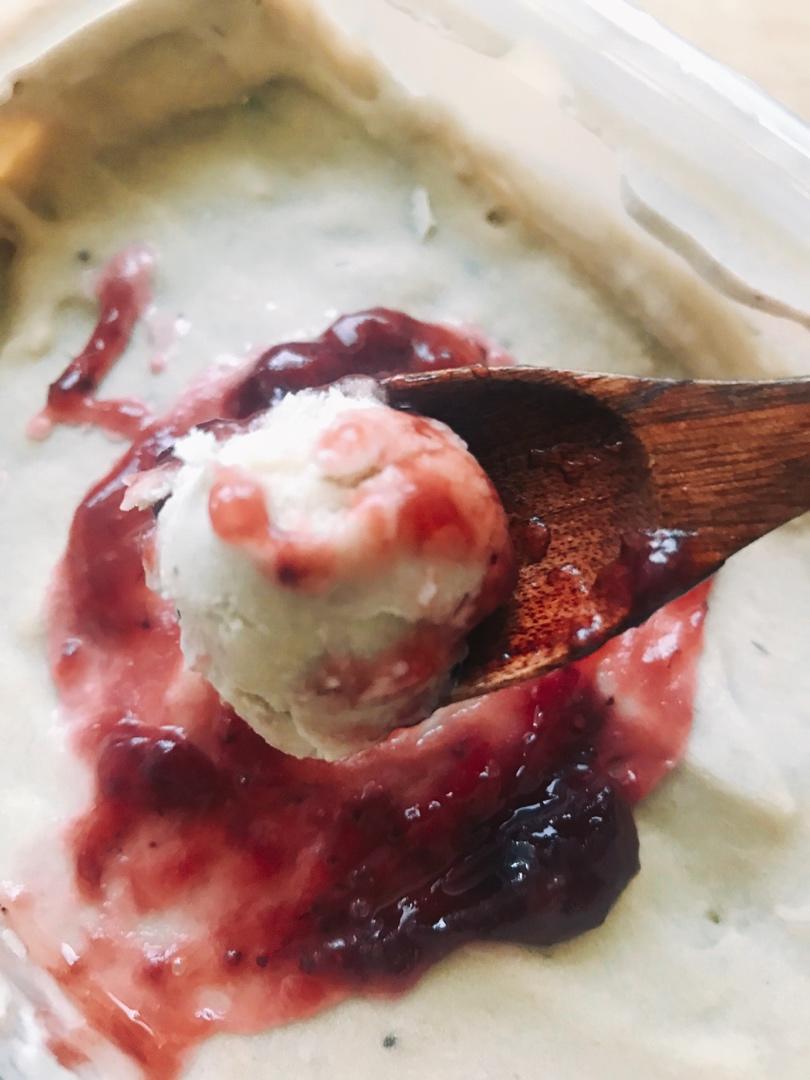 敲好次的草莓冰淇淋