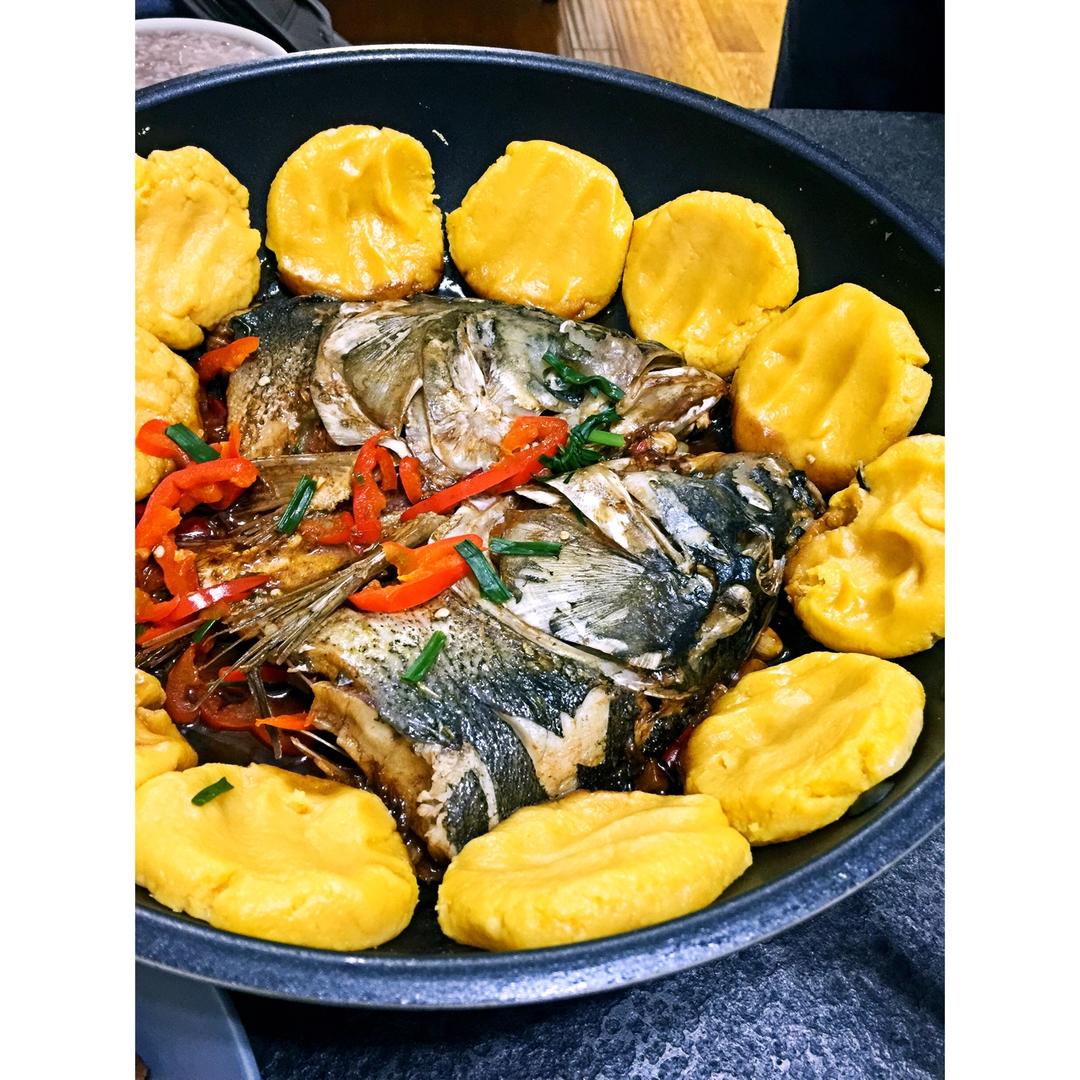 阿拉丁小丁丁做的铁锅鱼贴饼