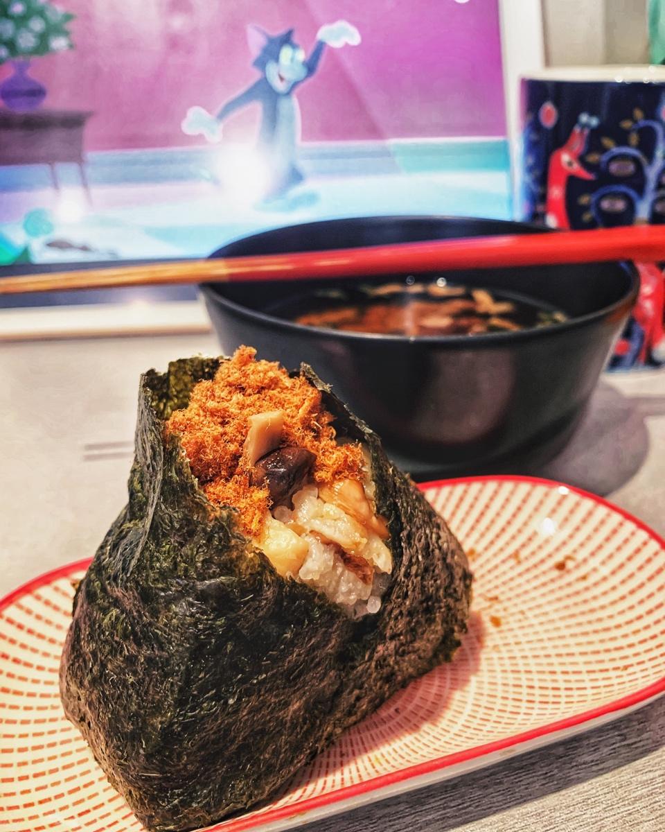 開胃早餐——手捏浴衣饭团——把肉松和米饭卷起来！