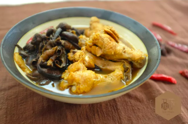 家喻户晓的东北名菜「小鸡炖蘑菇」来到你家餐桌啦的做法