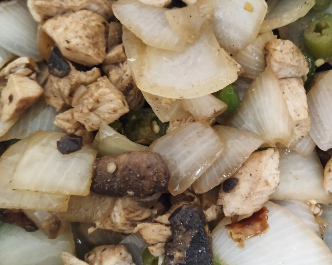 洋葱香菇炒鸡肉的做法
