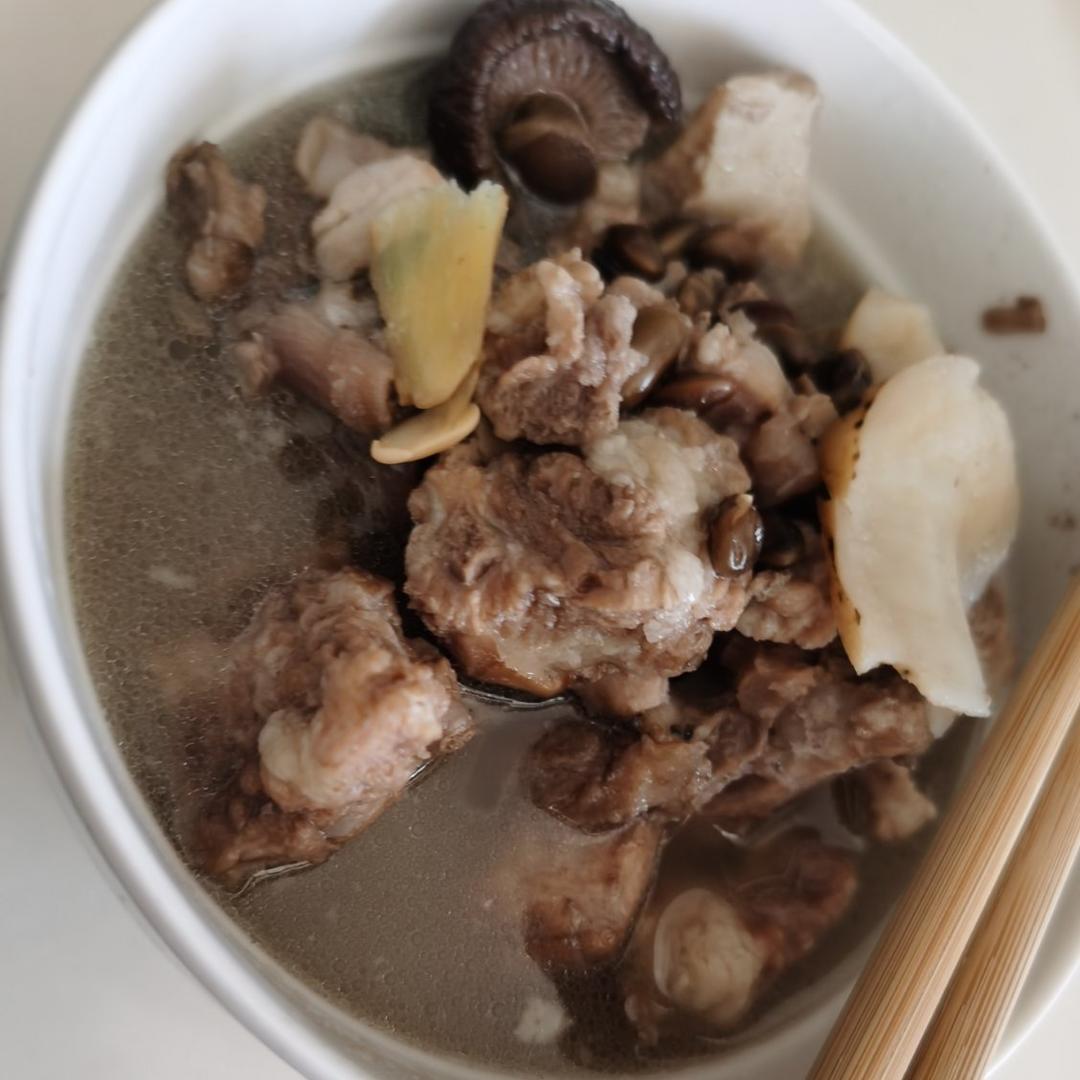 教大家一个补肾改善睡眠的汤－玛卡黑豆天麻猪骨汤