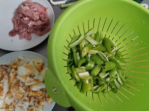 青椒荷包蛋炒肉的做法 步骤1
