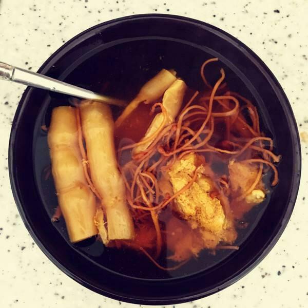 虫草花瘦肉炖花胶汤（平喘养肺）