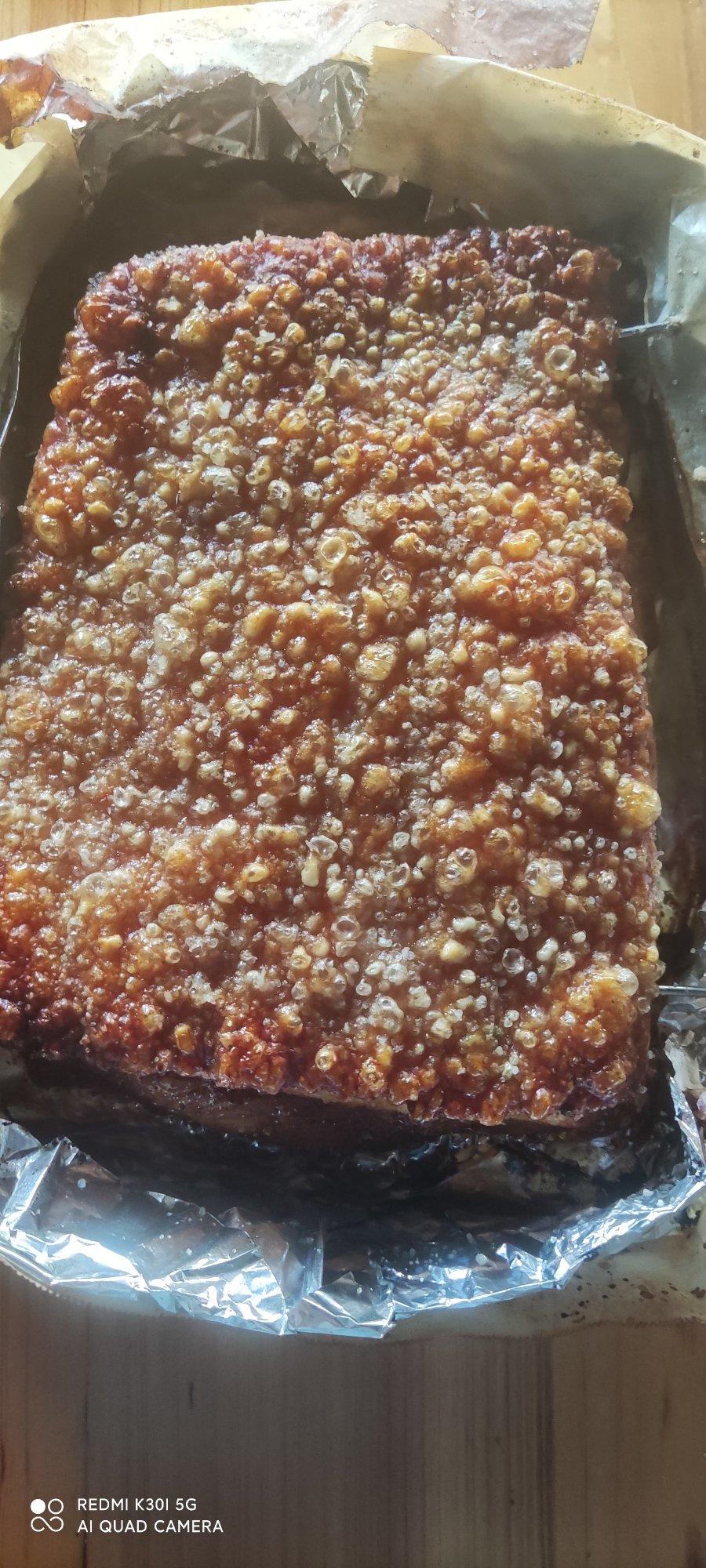 脆皮烧肉，皮酥脆、肉甘香，生烧做法