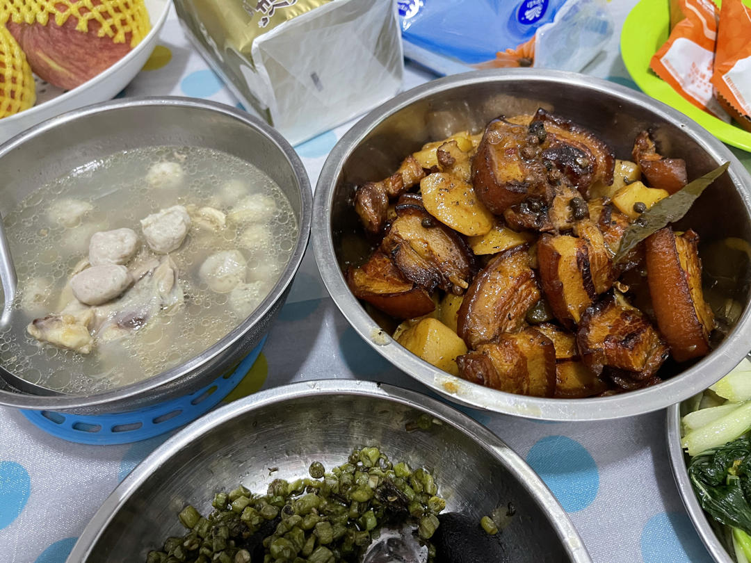 五花肉炖土豆，入口即化的下饭神器