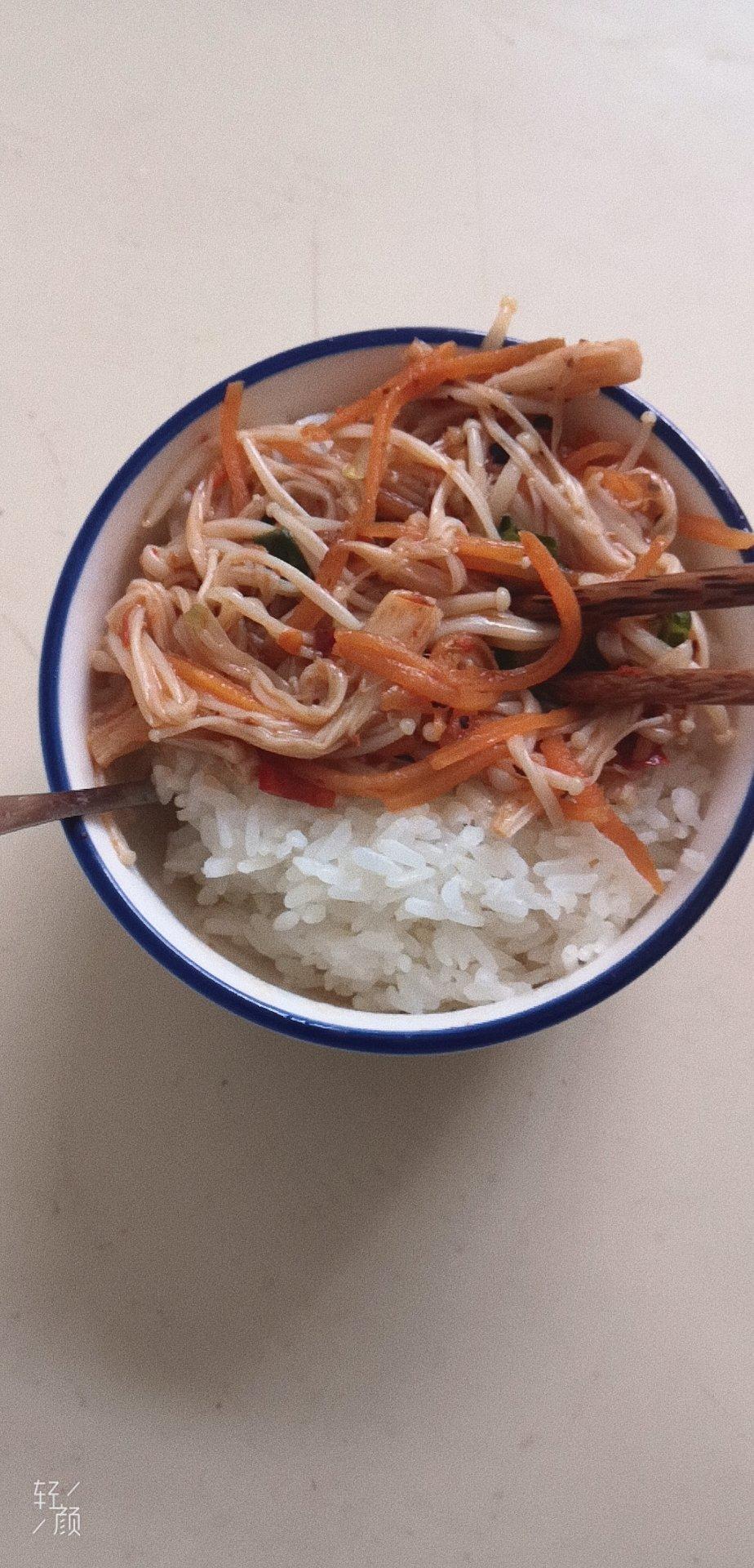 米饭杀手，好吃到舔盘的胡萝卜拌金针菇，10分钟就可以搞定