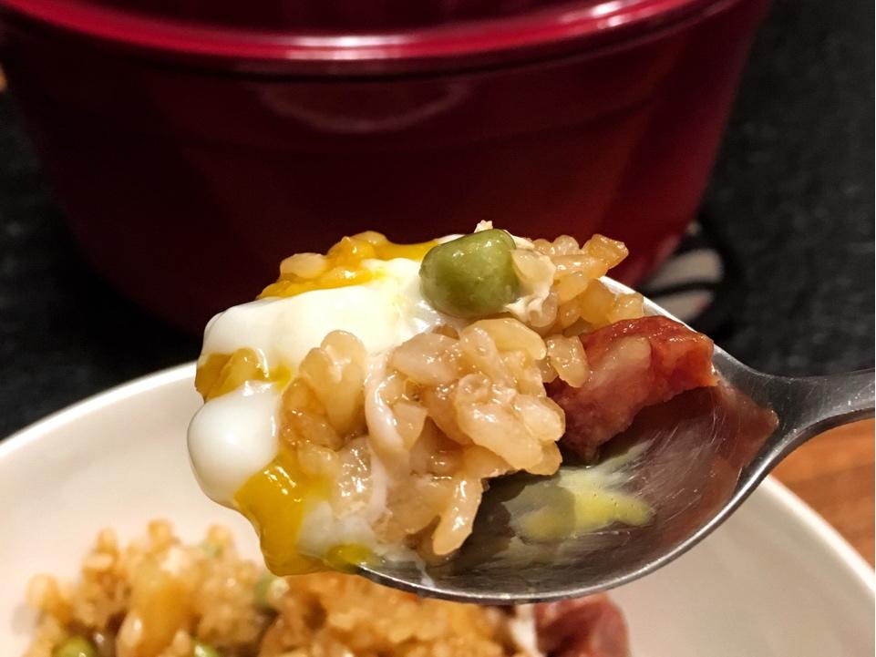 铸铁锅版土豆香肠焖饭的做法