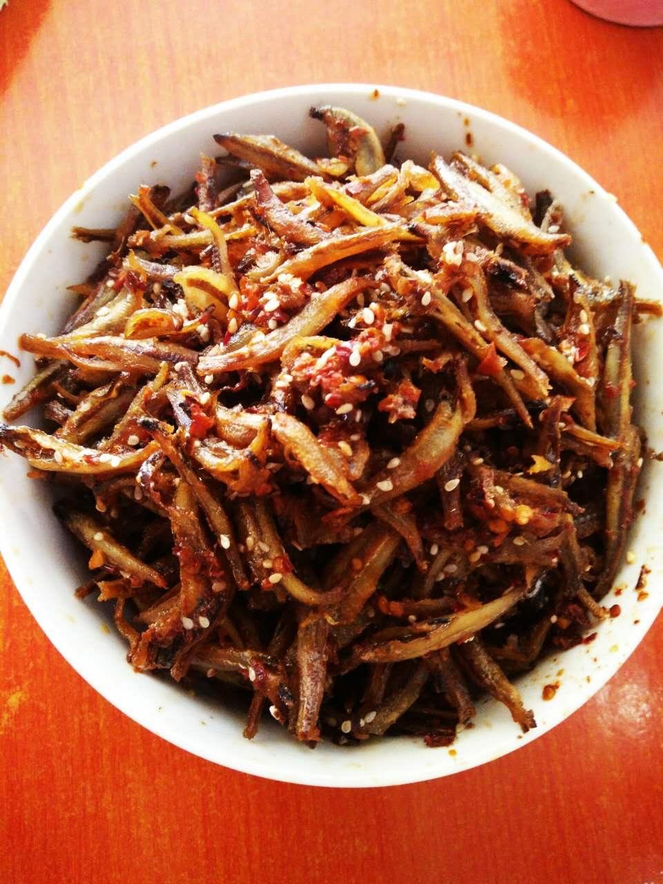 村里的姑凉做的香辣毛毛鱼