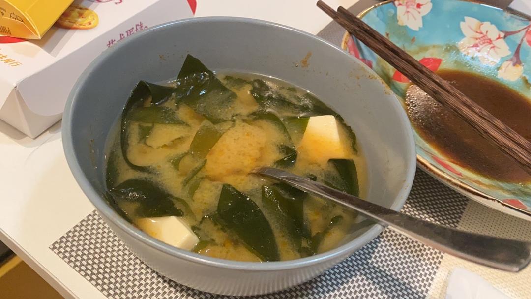 豆腐裙带菜味噌汤