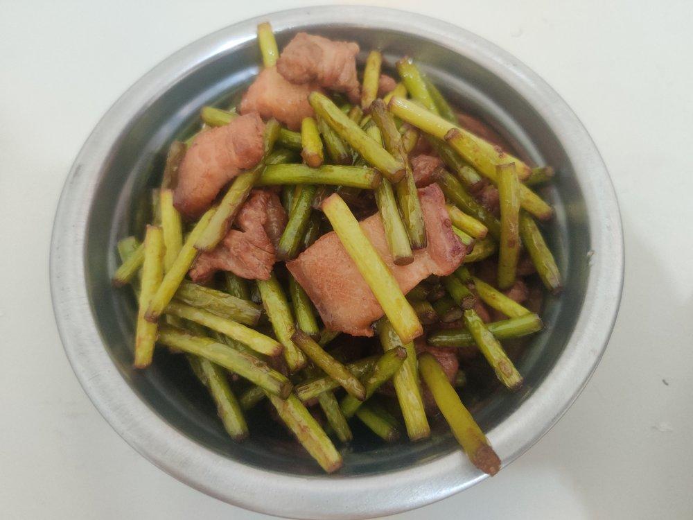 简单易做的下饭菜－蒜苔炒肉