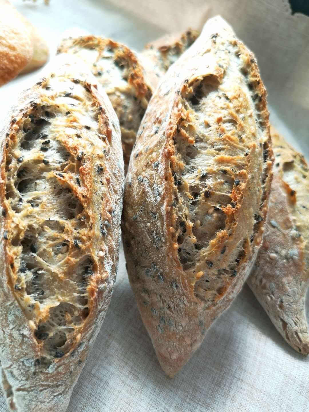 波兰种的芝麻小法棍也太好吃了吧！！！