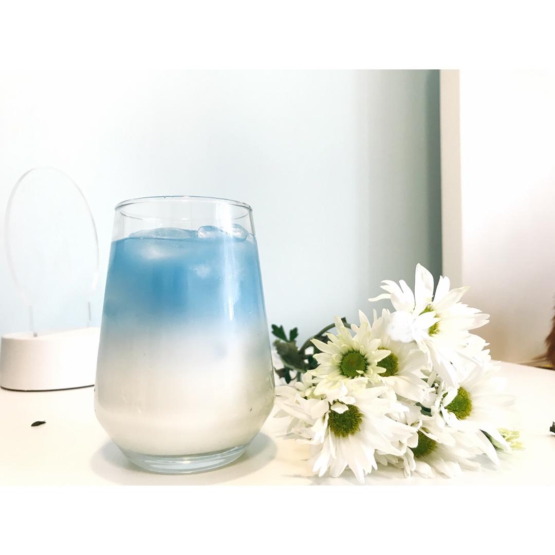 杨同学睡不够做的天空之城蝶豆花牛奶