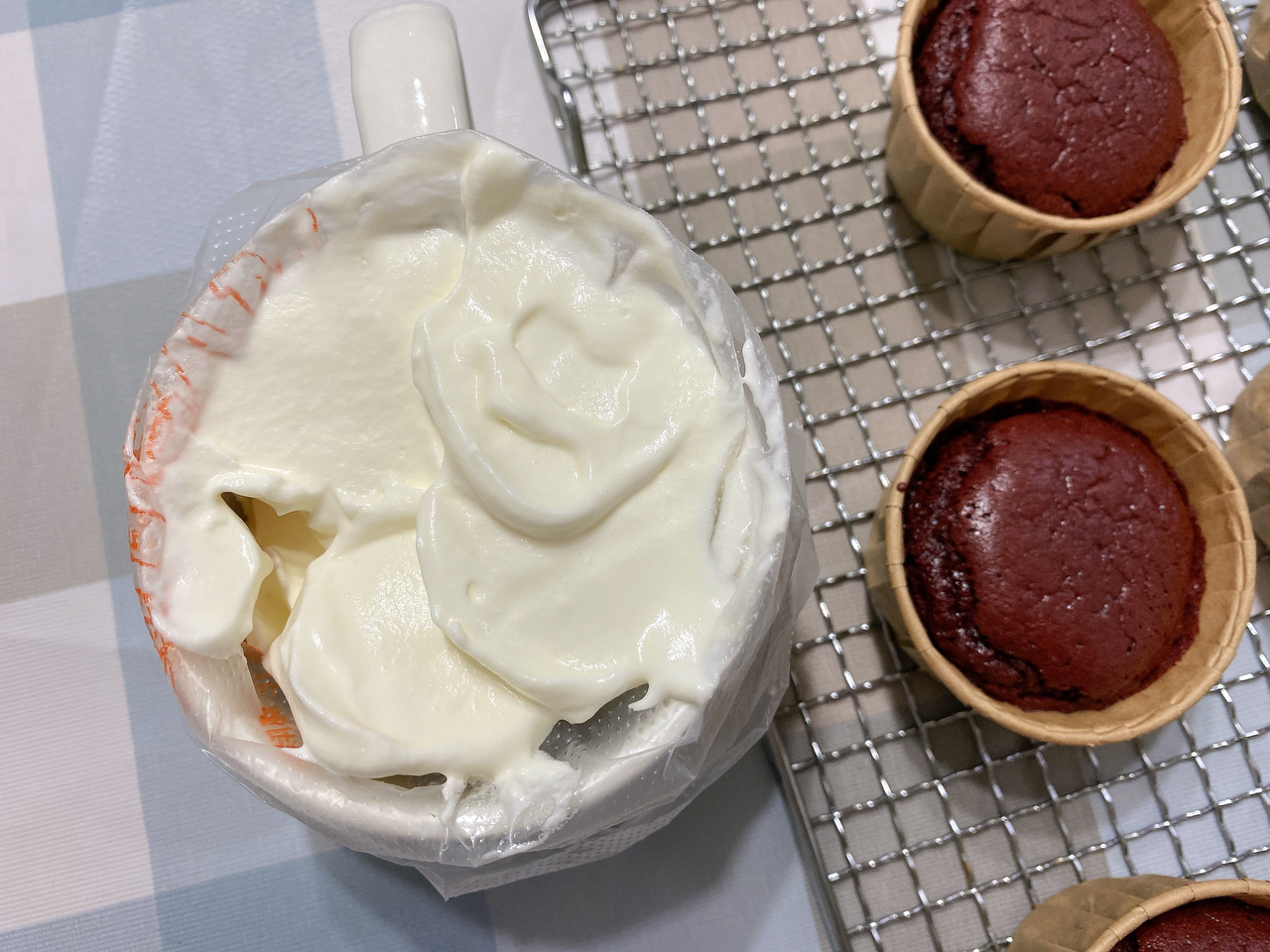 红丝绒蔓越莓杯子蛋糕的做法 步骤24