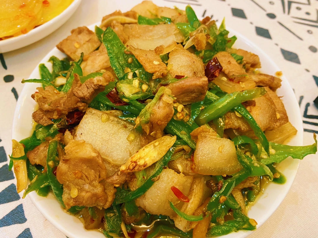 辣椒炒肉（又好吃还肉嫩的辣椒炒肉