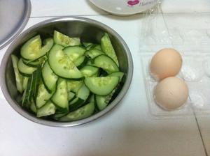 黄瓜炒蛋的做法 步骤1